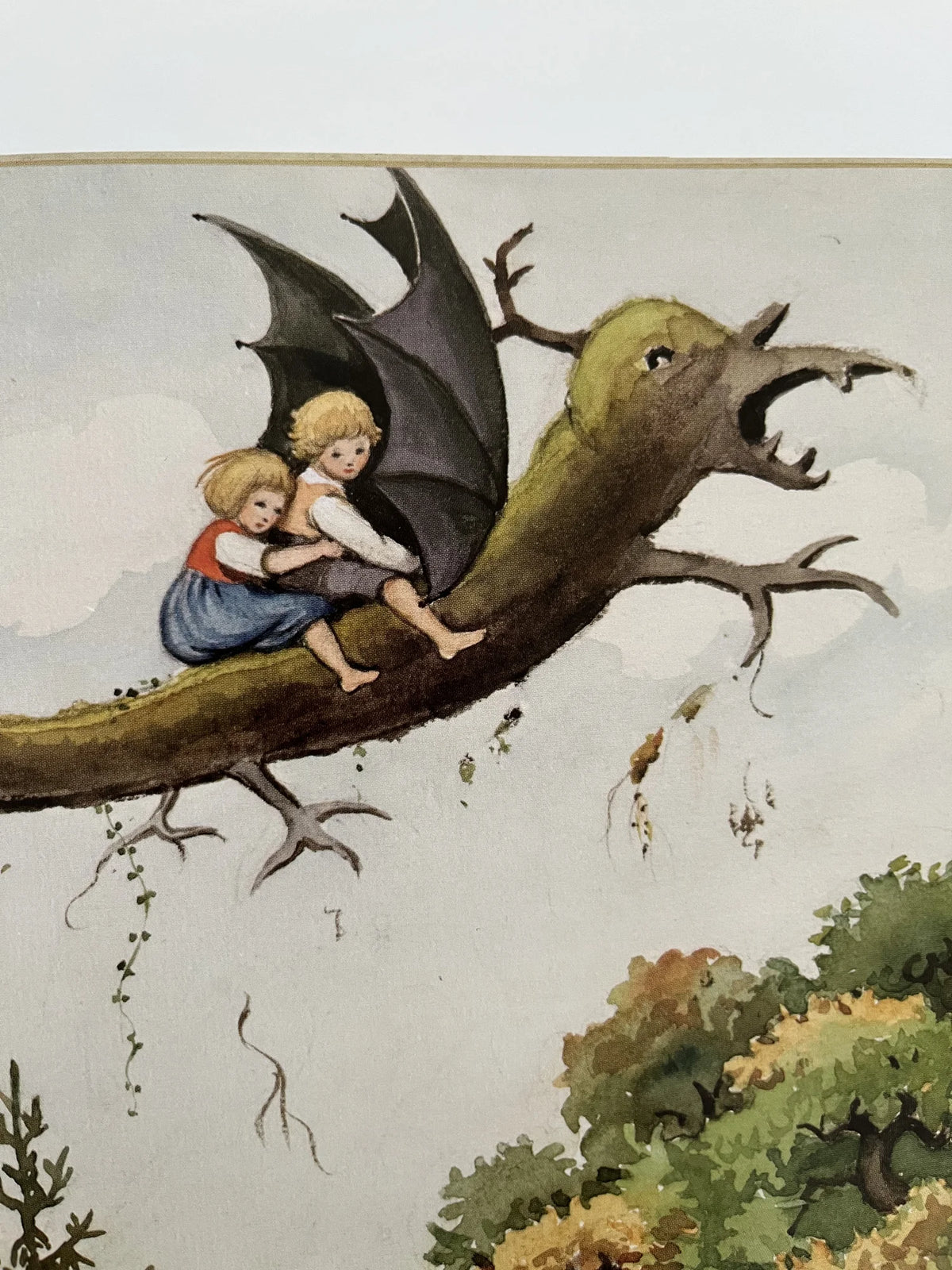 Drachenflug ins Märchenland von Elsa Beskow, Innenseite mit den Kindern auf dem fliegenden Baumdrachen, Foto