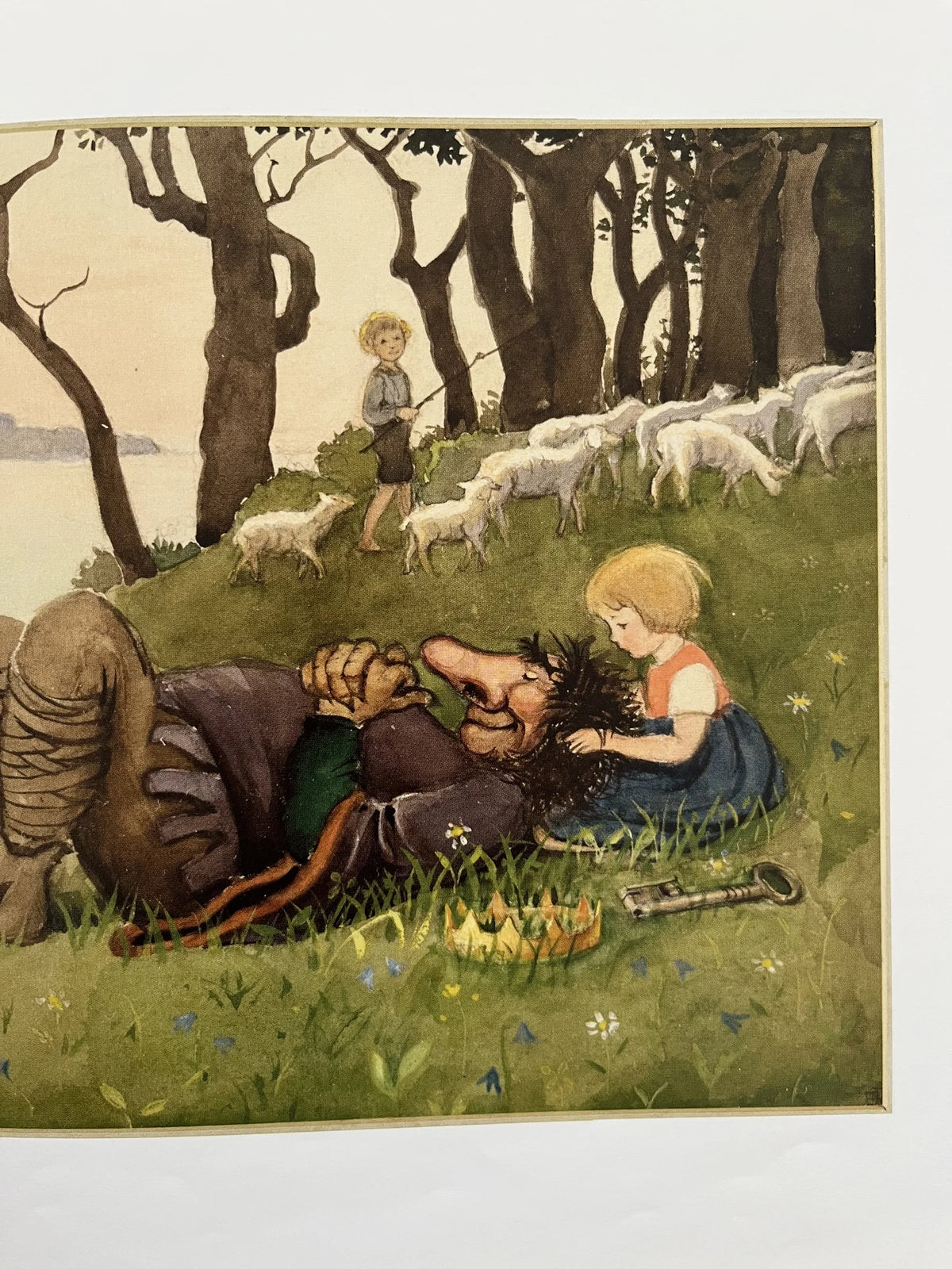 Drachenflug ins Märchenland von Elsa Beskow, Innenseite mit schlafendem Trollkönig auf der Wiese und Schafherde, Foto