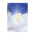 Postkarte Engel im Schnee von Baukje Exler A6, kleiner Engel mit Licht in einer verschneiten Landschaft, im Hintergrund ein Haus, vorn ein Rotkehlchen auf einem Zweig