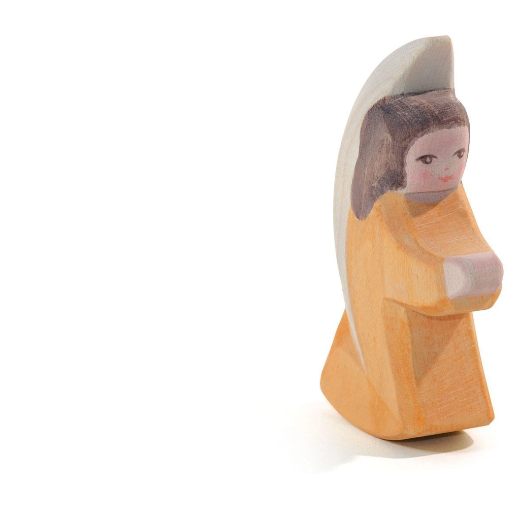 Ostheimer Engelchen orange, kniende Holzfigur mit hellen Flügeln