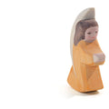 Ostheimer Engelchen orange, kniende Holzfigur mit hellen Flügeln