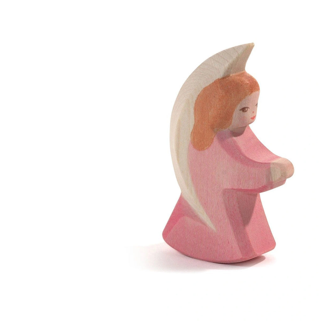 Ostheimer Engelchen rosa, kniende Holzfigur mit hellen Flügeln