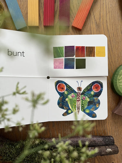 Mein allererstes Buch der Farben von Eric Carle, Doppelseite bunt mit Farbfeldern und Schmetterling, Foto