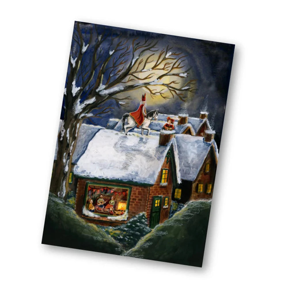 Postkarte Der Mond scheint durch die Bäume von Esther Bennink A6: ein verschneites Häuschen bei Nacht, der Vollmond scheint durch die Bäume, auf dem Dach steht Sankt Nikolaus