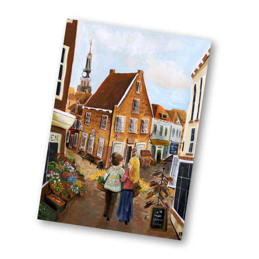 Postkarte Freundschaft von Esther Bennink A6: zwei Freundinnen spazieren durch eine alte Gasse mit Läden und Blumen