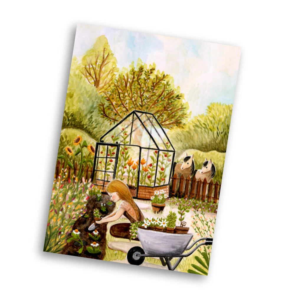 Postkarte Gärtnern von Esther Bennink A6: ein Gewächshaus im Garten, eine Gärtnerin mit Schubkarre und Hund zwischen Beeten