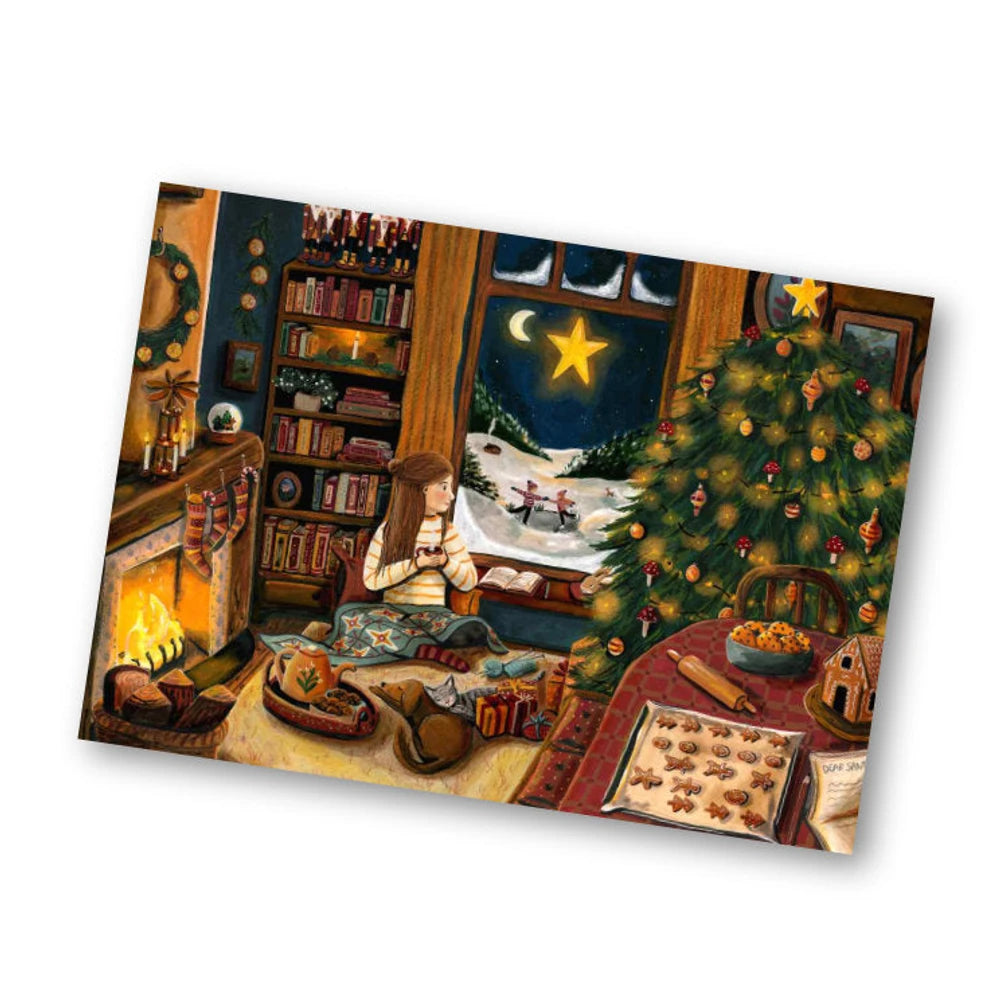 Postkarte Gemütliche Weihnachten von Esther Bennink A6: ein gemütliches Wohnzimmer mit geschmücktem Weihnachtsbaum, Kaminfeuer und Büchern