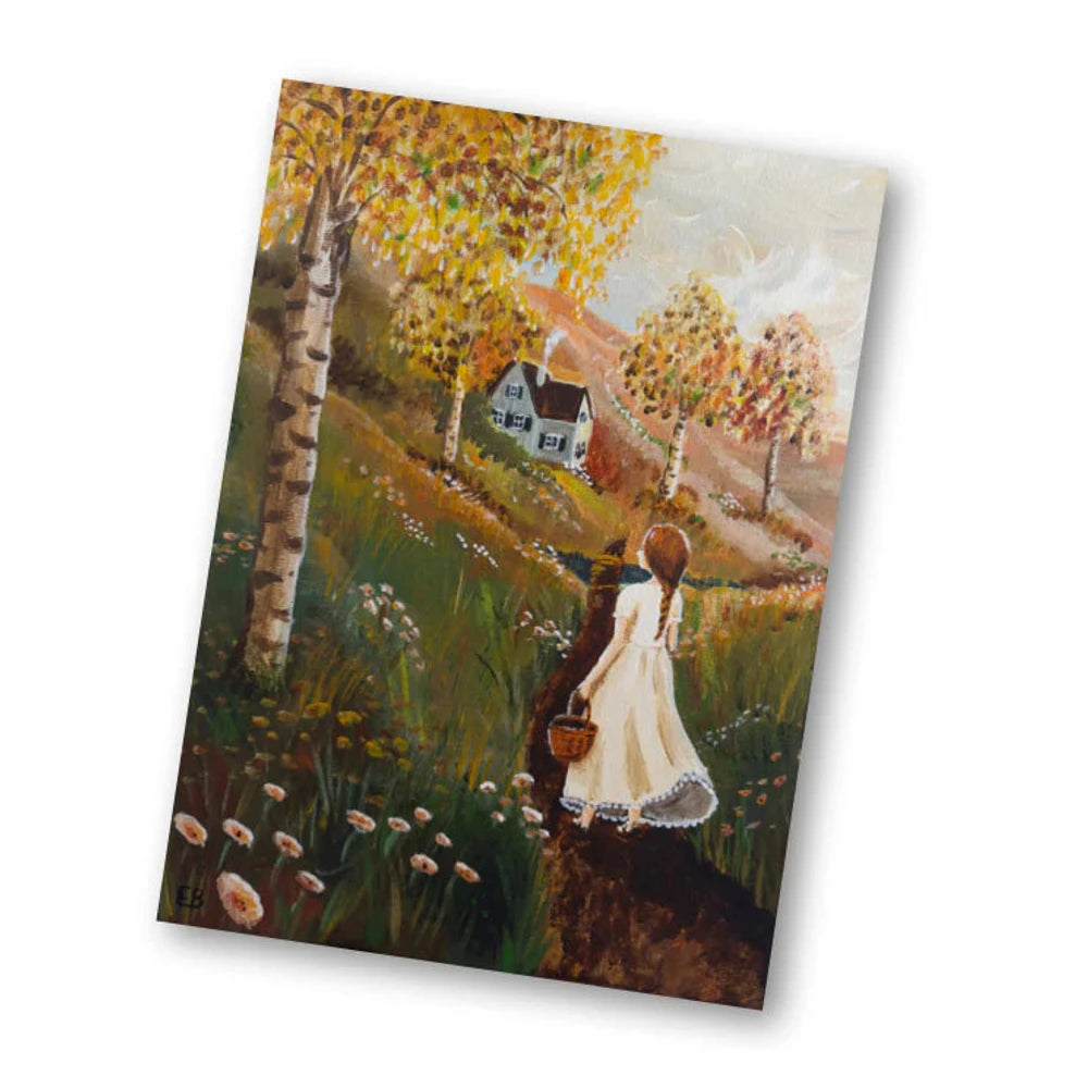 Postkarte Haus am Hügel von Esther Bennink A6: ein Haus auf einem Hügel zwischen Birken und Herbstblumen, eine Frau im weißen Kleid schaut hinüber
