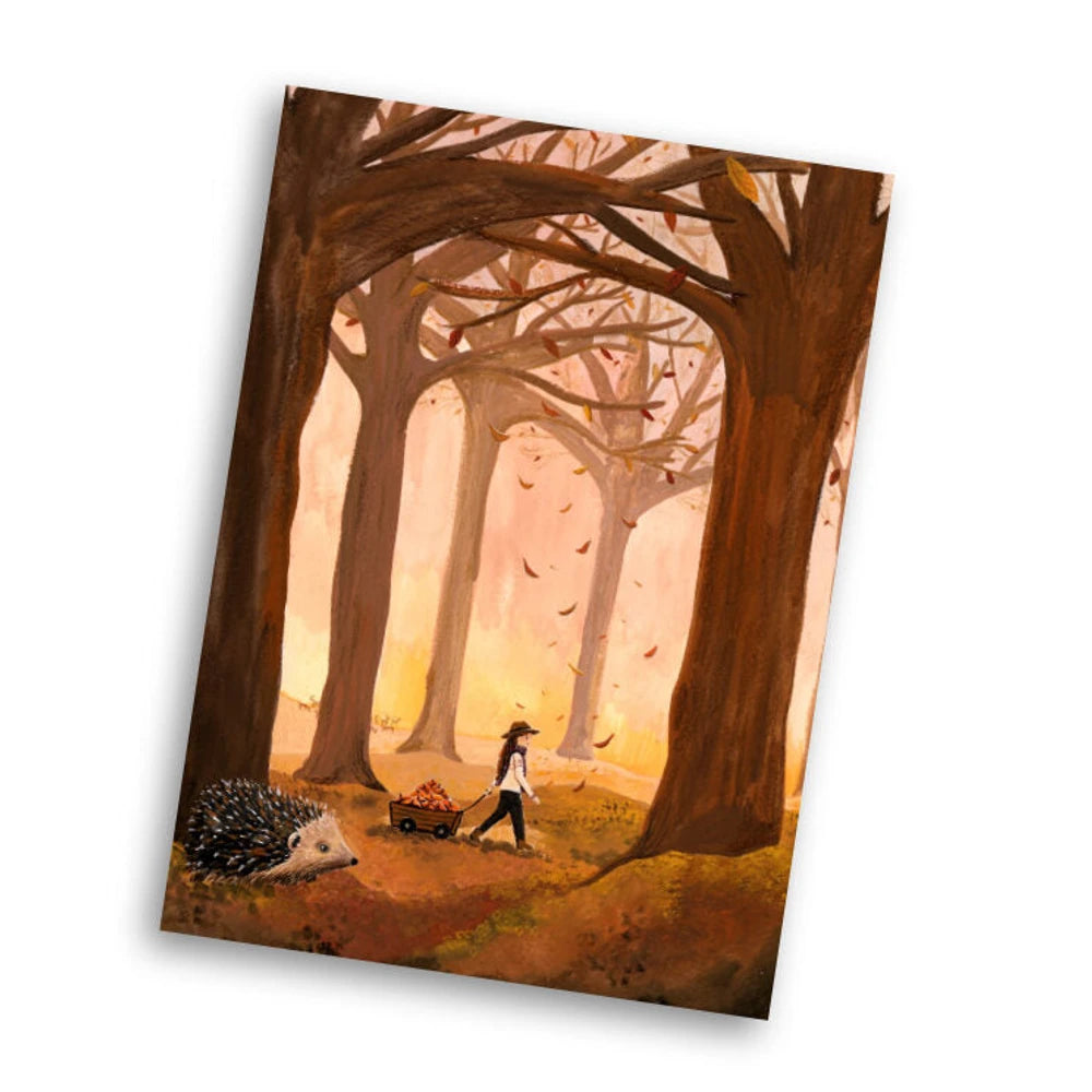Postkarte Herbstwald von Esther Bennink A6: ein Mädchen und ein kleiner Igel im goldenen Herbstwald unter orangen Bäumen
