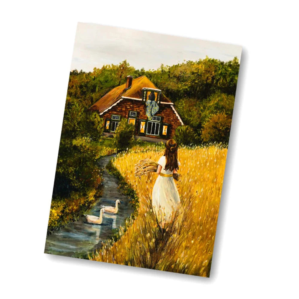 Postkarte Herbstzeit von Esther Bennink A6: eine Frau geht an einem Bach durch goldene Felder, weiße Gänse schwimmen, hinten ein Haus