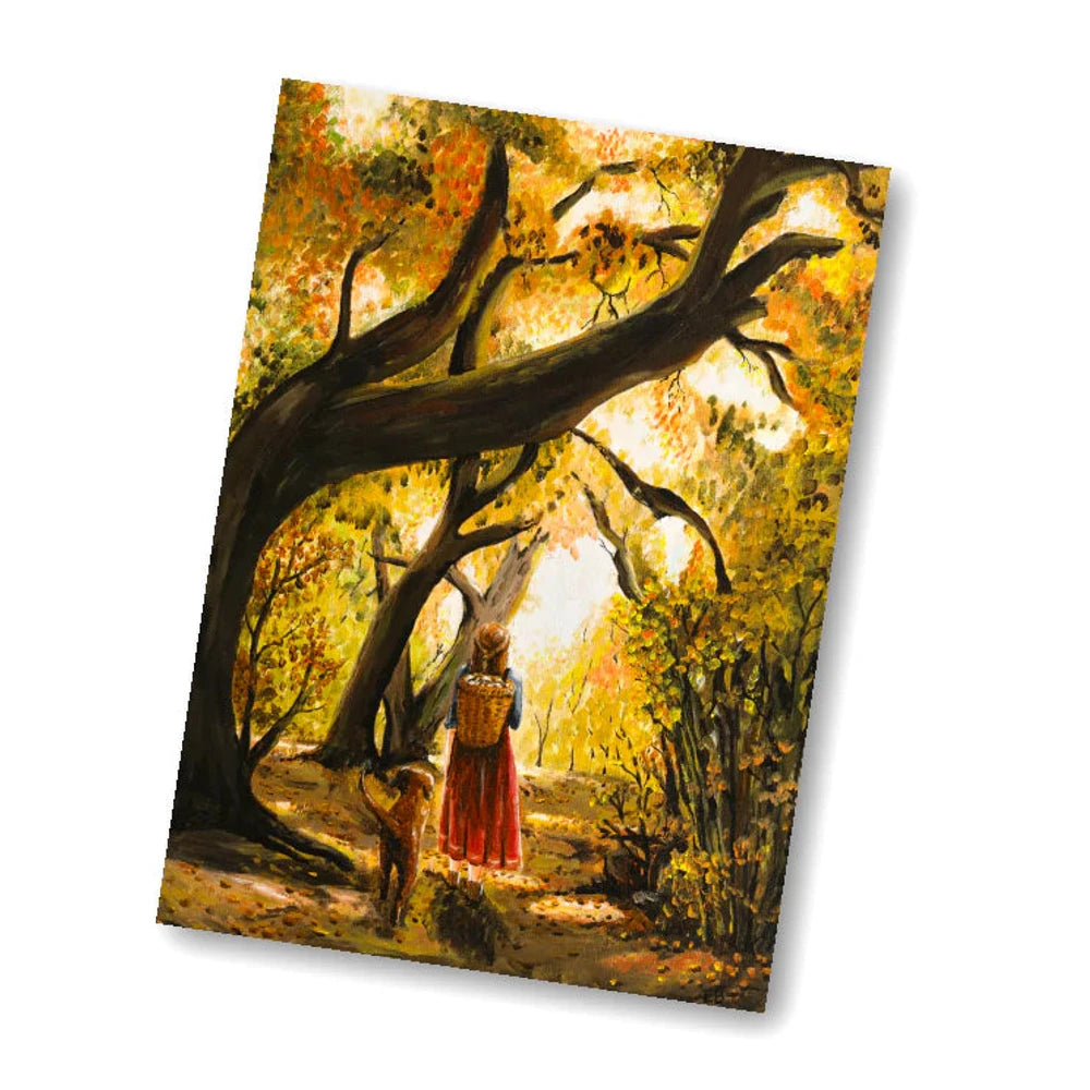 Postkarte Im Wald von Esther Bennink A6: ein Mädchen im roten Kleid steht unter einem großen Baum im goldenen Herbstwald
