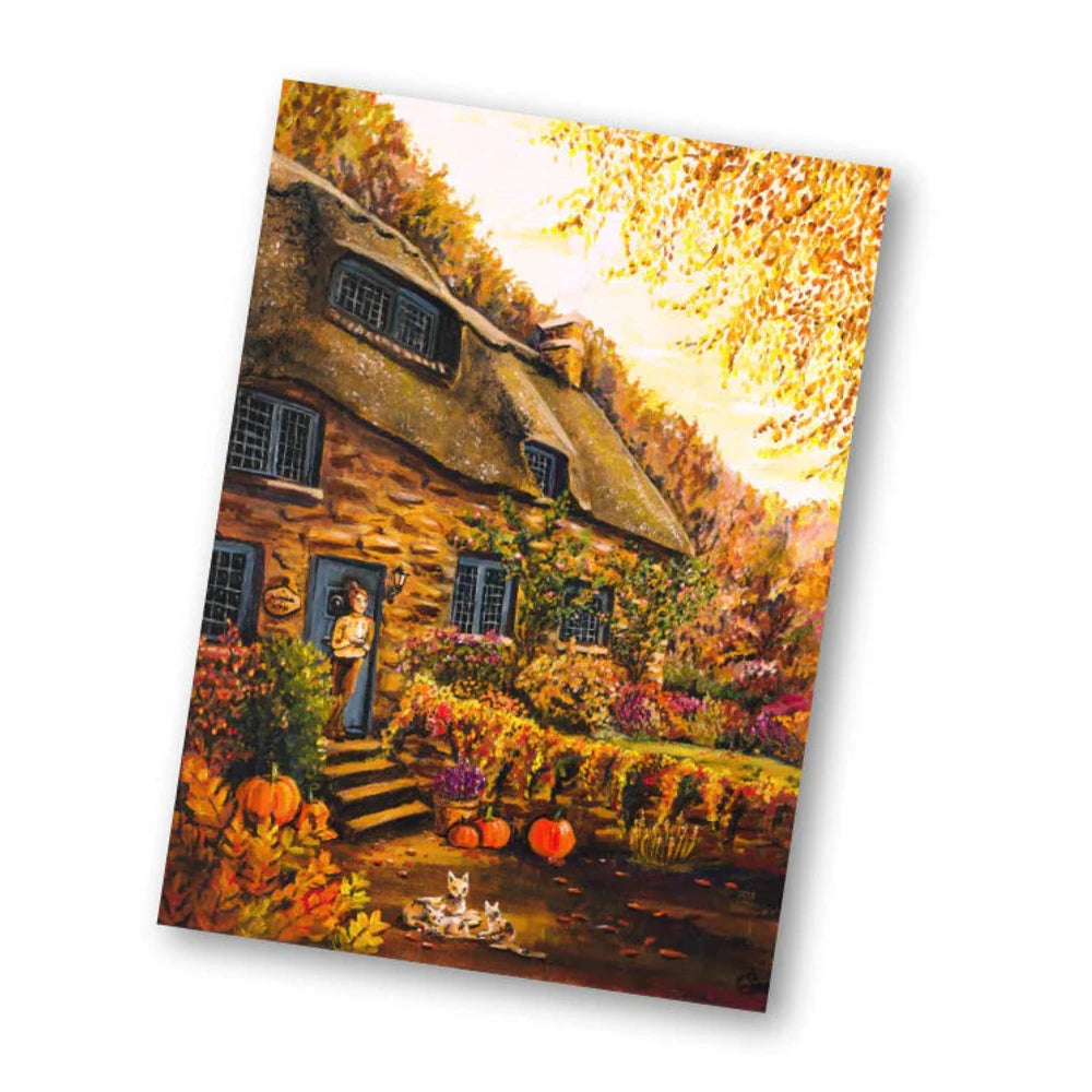 Postkarte Kürbishäuschen von Esther Bennink A6: ein Häuschen mit Reetdach, umgeben von vielen Kürbissen und Herbstlaub