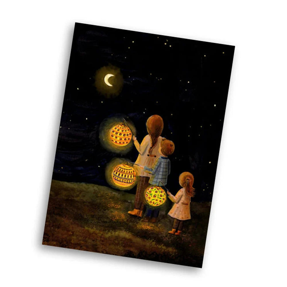 Postkarte Laternenzauber von Esther Bennink A6: Kinder tragen leuchtende Laternen durch die Nacht, darüber eine Mondsichel