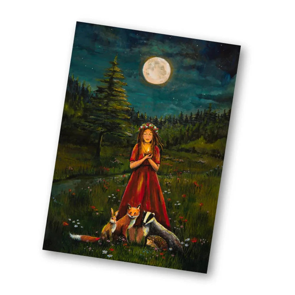 Postkarte Mit der Natur verbunden von Esther Bennink A6: eine Frau im roten Kleid steht im Mondlicht auf einer Waldlichtung, Tiere sind bei ihr