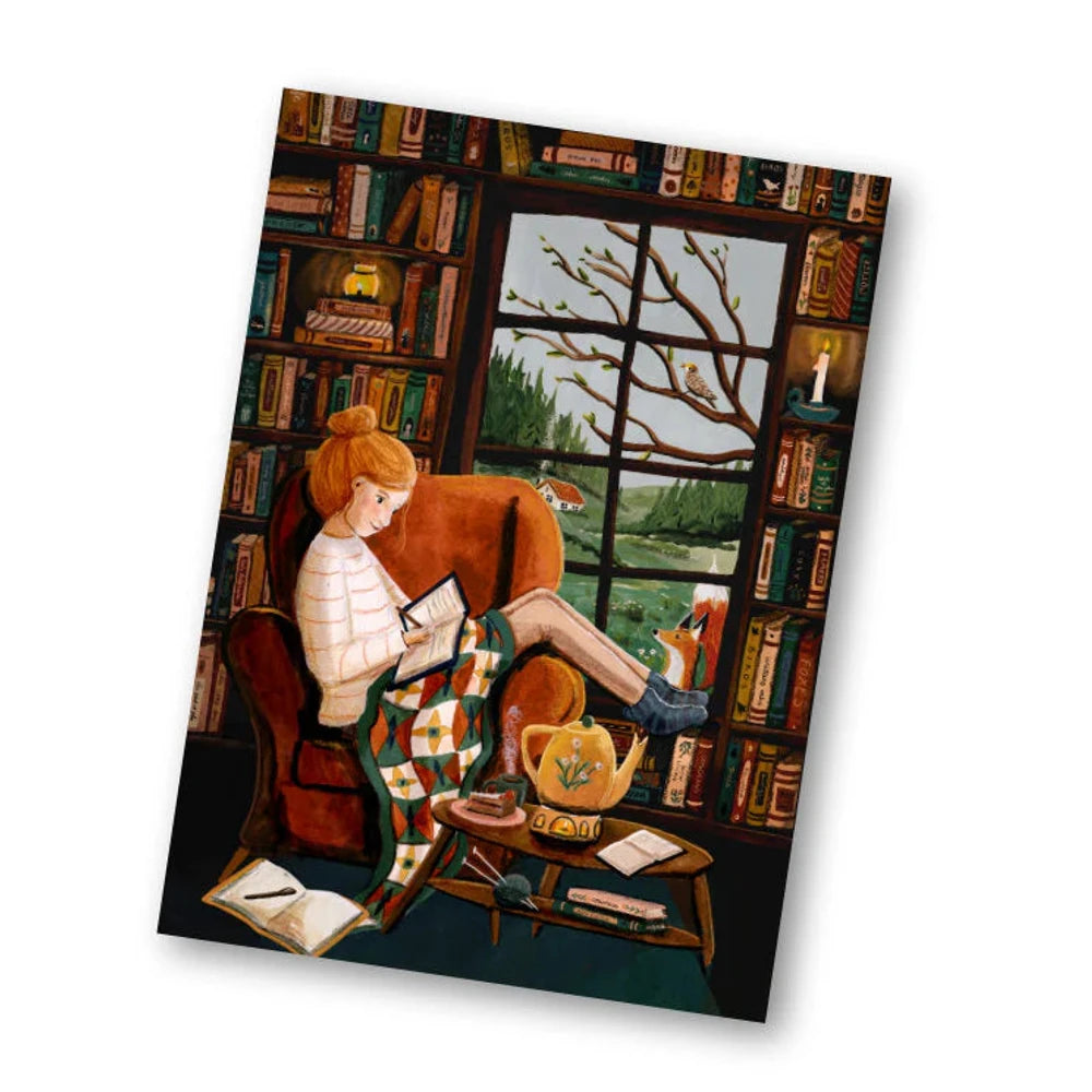 Postkarte Schreiben von Esther Bennink A6: eine junge Frau schreibt am Fensterplatz in ihr Tagebuch, umgeben von Büchern