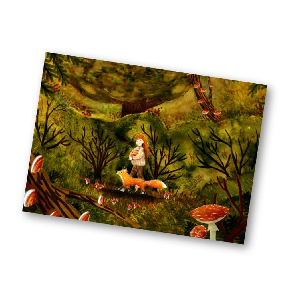 Postkarte Wandern im Wald von Esther Bennink A6: eine Wanderin auf einer Waldlichtung, ein Fuchs und Pilze im grünen Wald