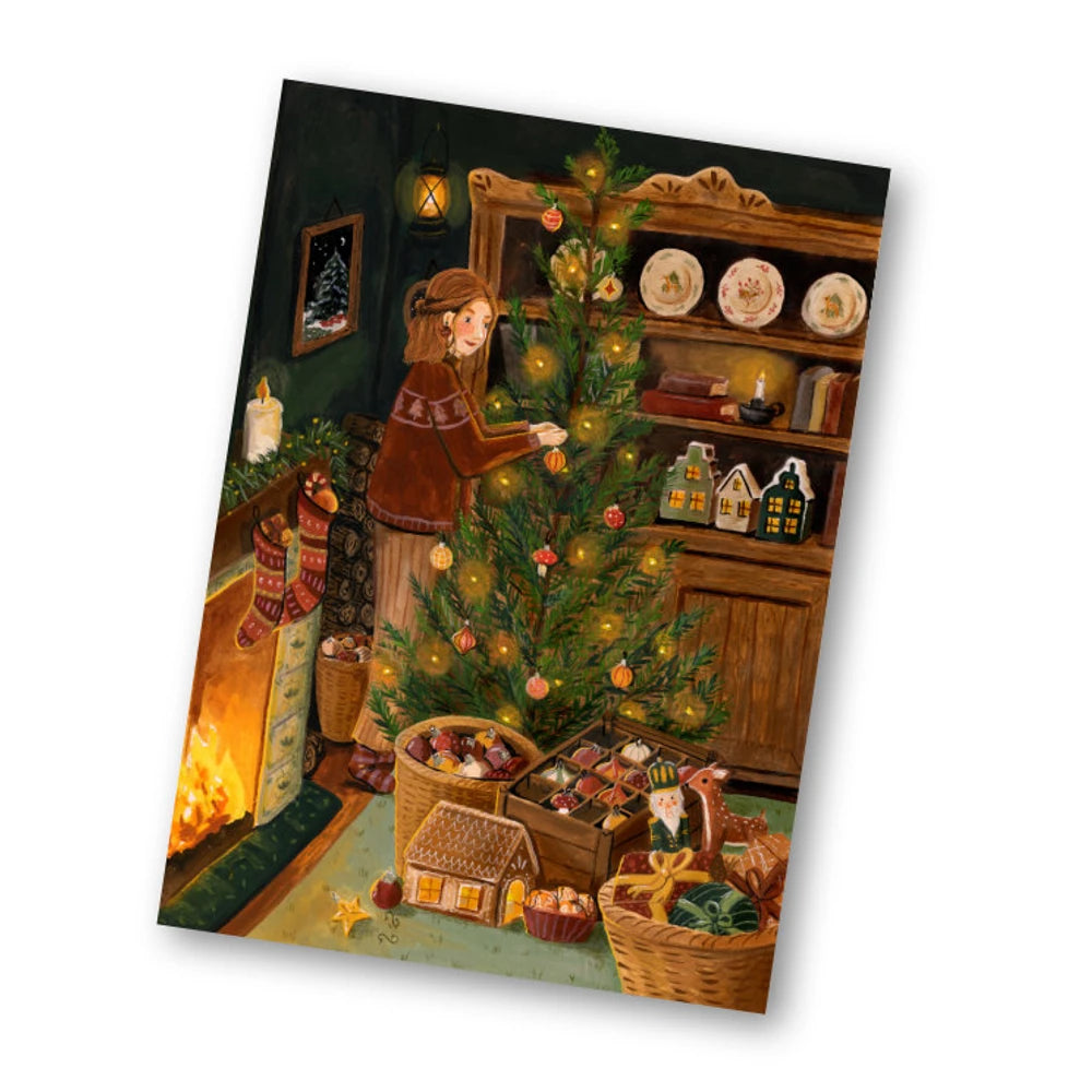 Postkarte Weihnachtsdekoration von Esther Bennink A6: ein festlich geschmücktes Zimmer mit Weihnachtsbaum, Kamin und dekoriertem Küchenbuffet