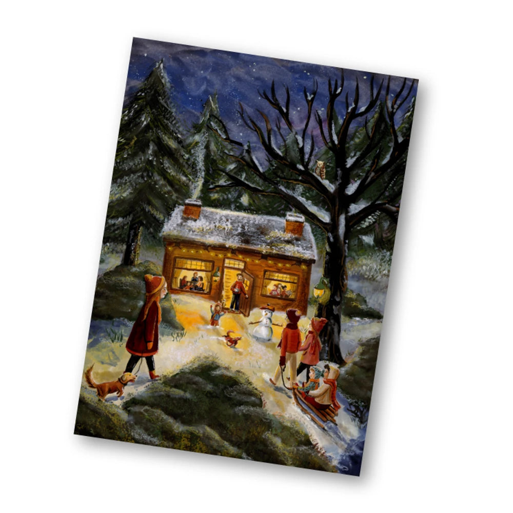 Postkarte Winterfest von Esther Bennink A6: ein verschneites Holzhaus mit leuchtenden Fenstern in der Winternacht, davor feiern Menschen und Tiere