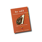 Emaille-Pin Igel be soft von Esther Bennink, Emaille-Pin Igel mit Blumenmuster auf einer Karte mit dem Spruch be soft