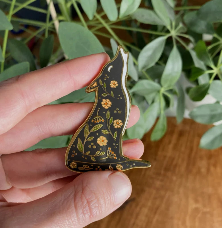 Emaille-Pin Wolf be free von Esther Bennink, Ansicht 2