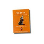 Emaille-Pin Wolf be free von Esther Bennink, Emaille-Pin Wolf auf einer orangen Karte mit dem Spruch be free