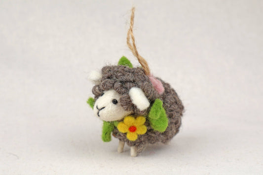 Filanzanhänger - Schaf mit Blumenkranz - grau