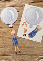 Bastelbogen Mobile Junge mit blauem Ballon von Tall Hat Tales, Bogen und ausgeschnittener Junge am blauen Ballon auf Holz