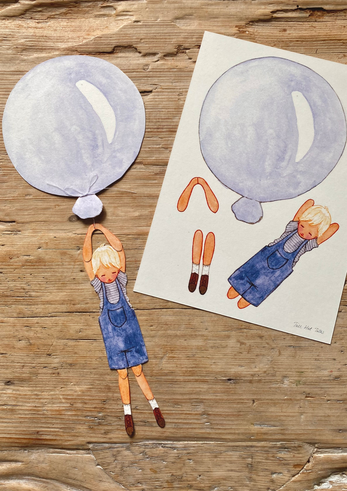 Bastelbogen Mobile Junge mit blauem Ballon von Tall Hat Tales, Bogen und ausgeschnittener Junge am blauen Ballon auf Holz