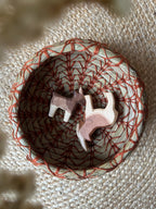 HolzWald Zicklein in einem geflochtenen Korb, Foto