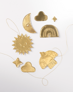 Geprägte Anhänger aus goldener Alu-Prägefolie von folia, Sonne, Mond, Wolken und Regenbogen