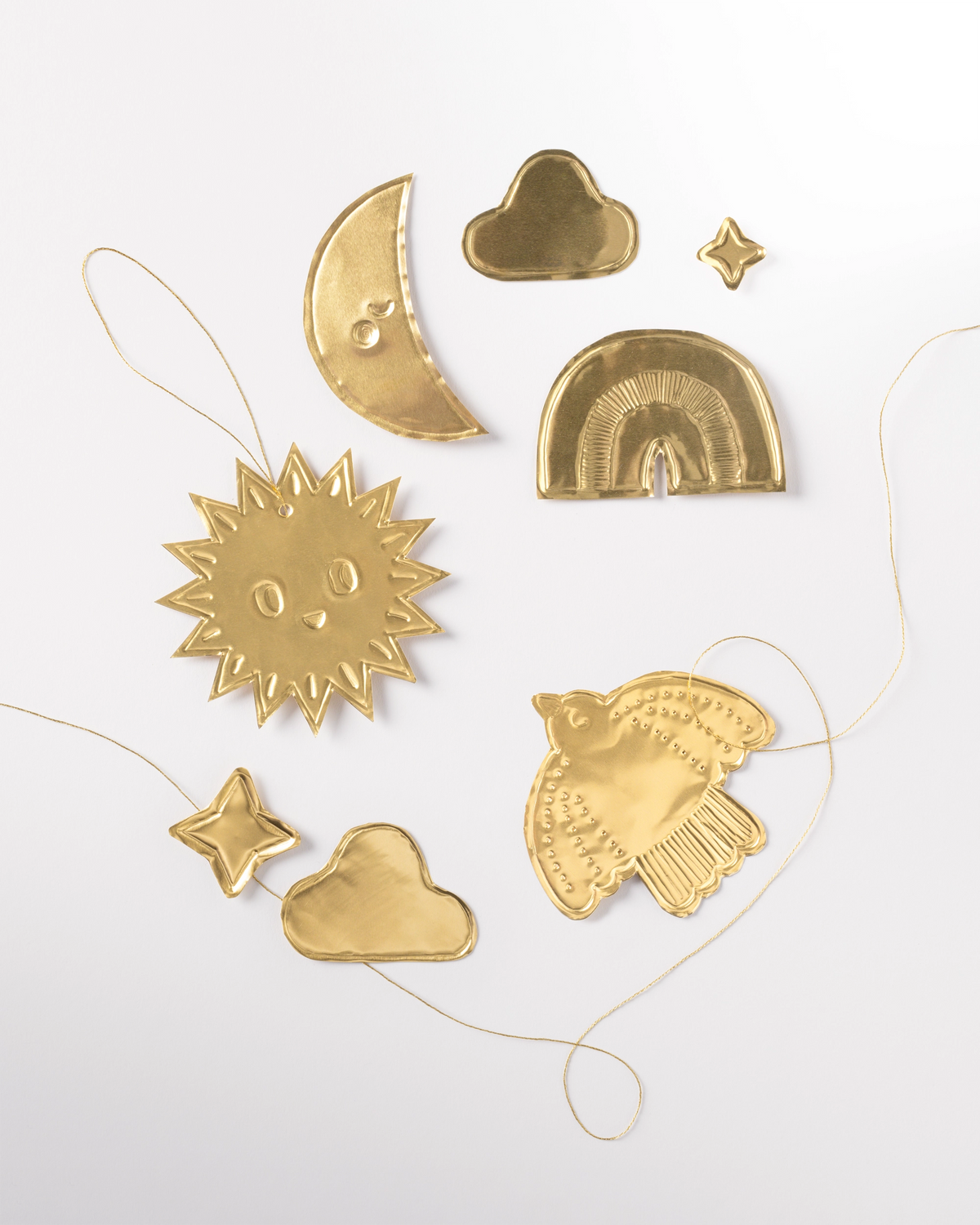 Geprägte Anhänger aus goldener Alu-Prägefolie von folia, Sonne, Mond, Wolken und Regenbogen