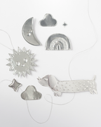 Geprägte Anhänger aus silberner Alu-Prägefolie von folia, Wolken, Mond und Dackel