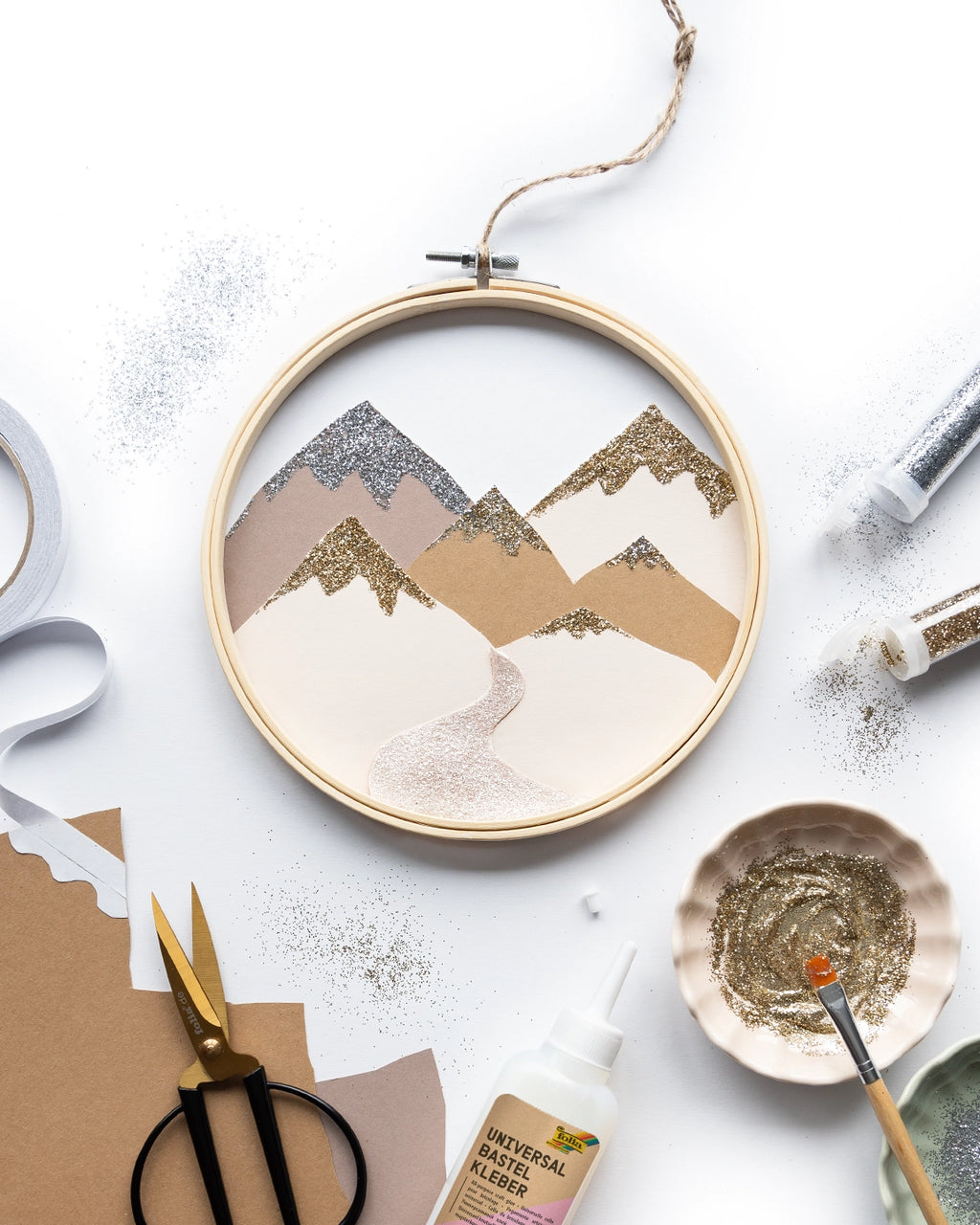 Bastelidee mit Glitter von folia, Bergbild im Stickrahmen