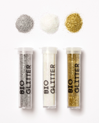Fünf Dosen Bio-Glitter in Gold, Silber und Weiß von folia