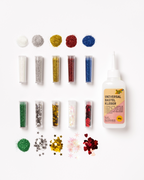 Inhalt des folia Glitter-Sets, sechs Dosen Glitter, vier Dosen Pailletten und Deko-Kleber