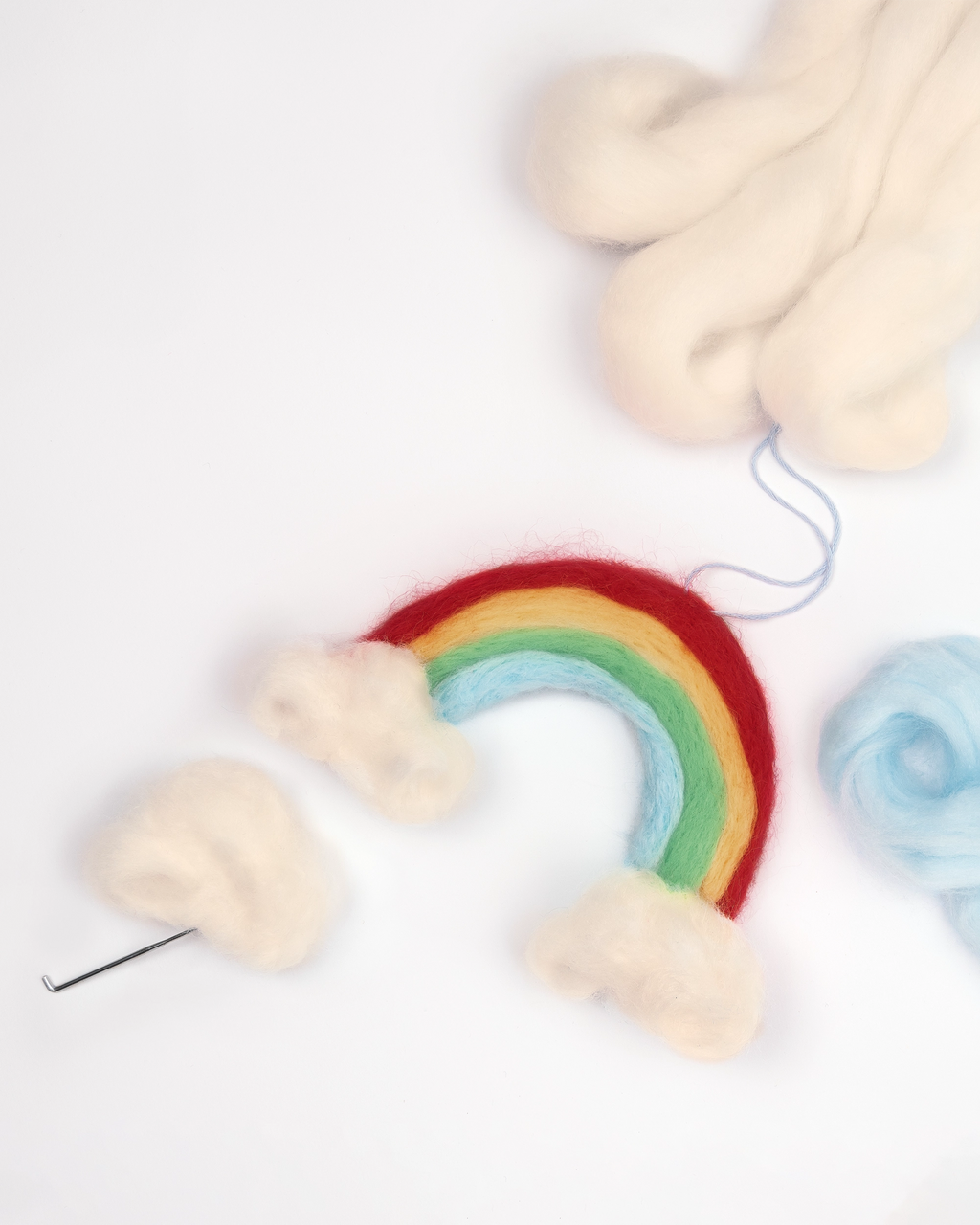 Gefilzter Regenbogen mit Wolken aus Filzwolle von folia