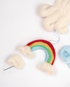 Gefilzter Regenbogen mit Wolken aus Filzwolle von folia