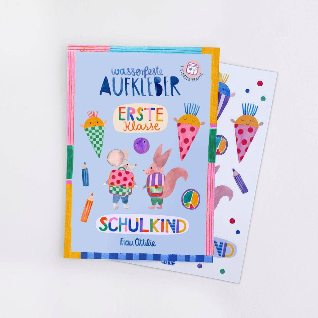 Spülmaschinenfeste Sticker Schulkind von Frau Ottilie A5, Verpackung und Stickerbogen mit Maus und Hase mit Schulranzen, Schrift Erste Klasse und Schulkind