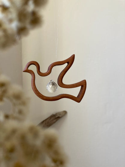 Fensterschmuck -  Friedenstaube mit Regenbogen-Kristall