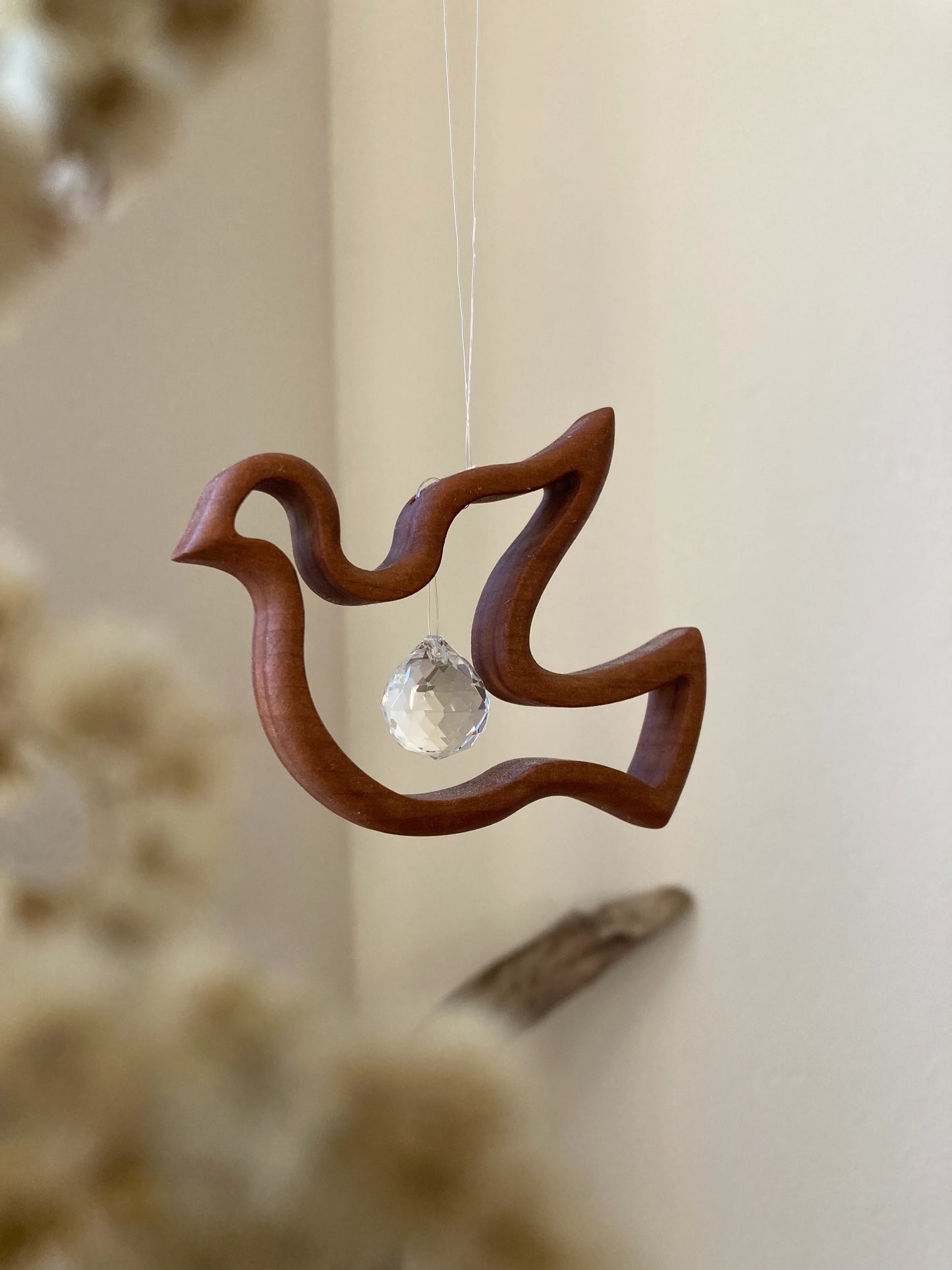 Fensterschmuck -  Friedenstaube mit Regenbogen-Kristall