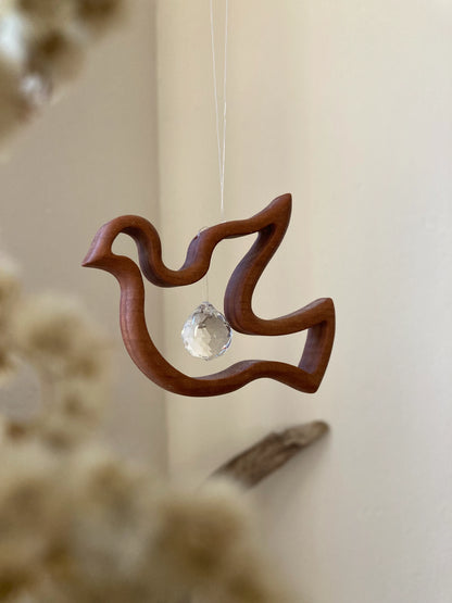 Fensterschmuck -  Friedenstaube mit Regenbogen-Kristall