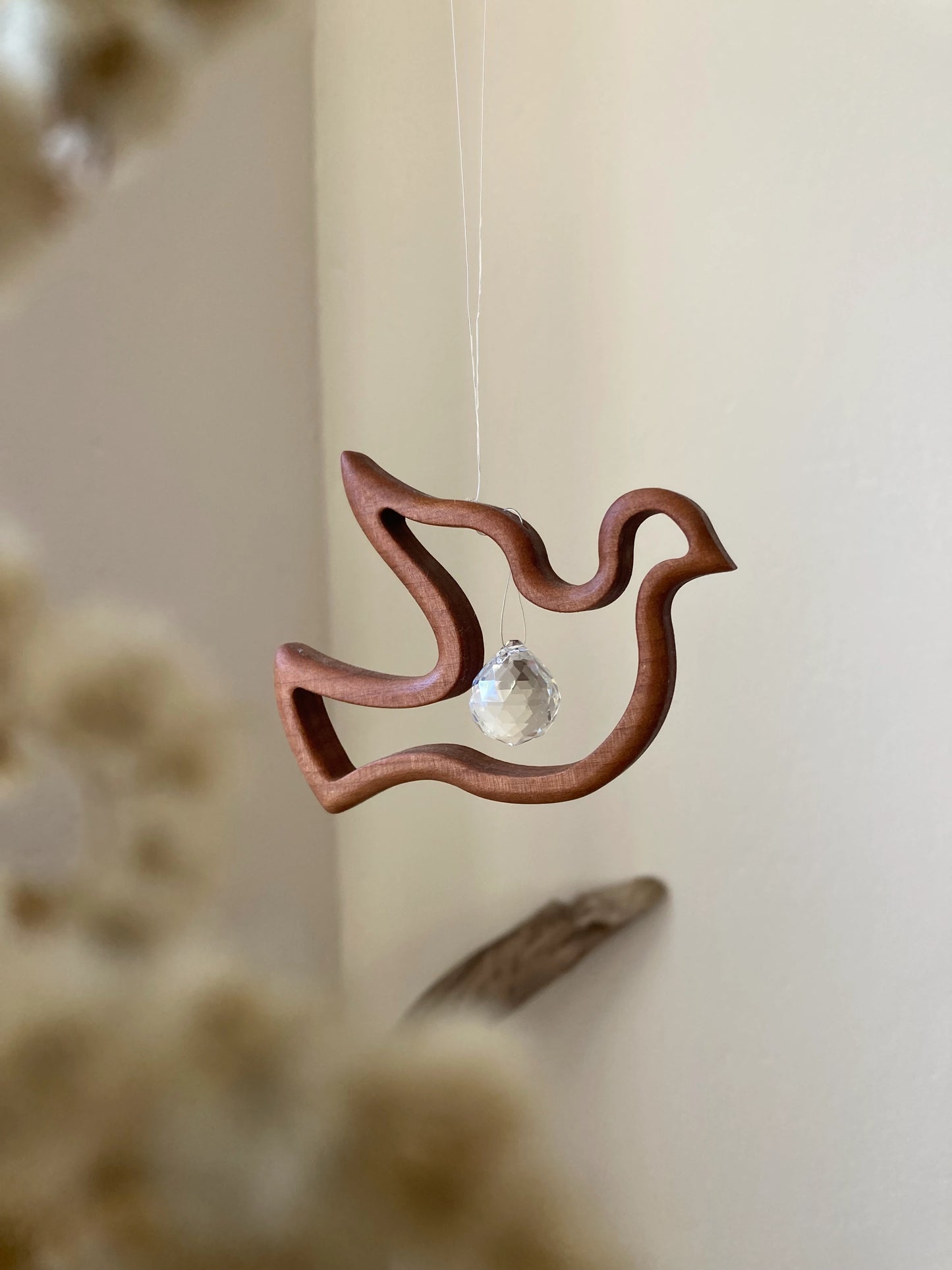 Fensterschmuck -  Friedenstaube mit Regenbogen-Kristall