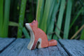 Holzfigur Fuchs sitzend von HolzWald, rötlich braun