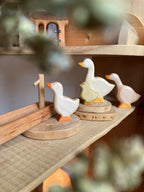 Holzfigur Gänseküken von HolzWald mit weiteren HolzWald Figuren, Foto