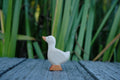 Holzfigur Gänseküken von HolzWald mit orangefarbenem Schnabel