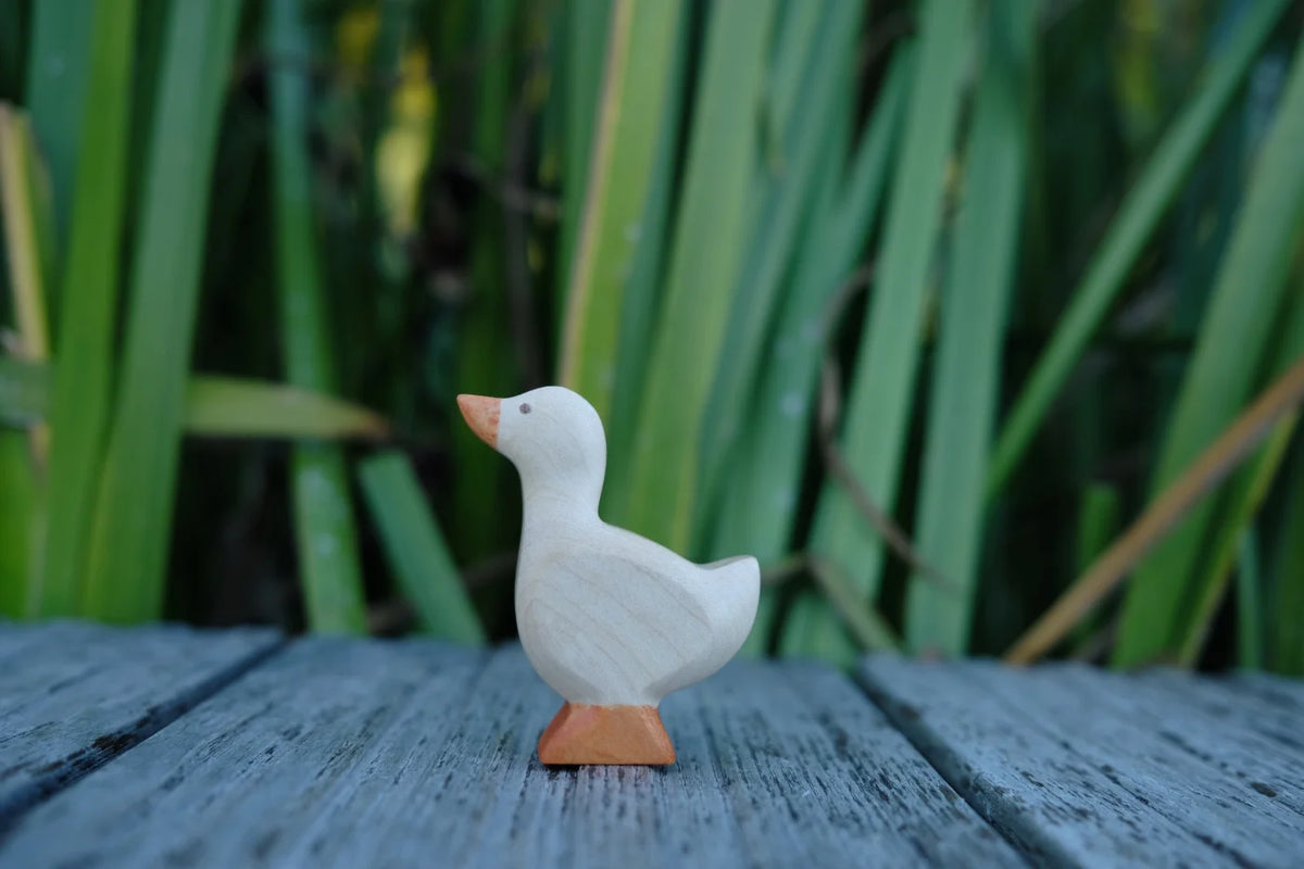 Holzfigur Gänseküken von HolzWald mit orangefarbenem Schnabel