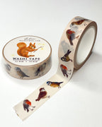 Washi Tape Gartenvögel von Iris Esther, Rolle mit abgerolltem Band, Rotkehlchen, Spatzen, Finken und Meisen auf hellem Grund