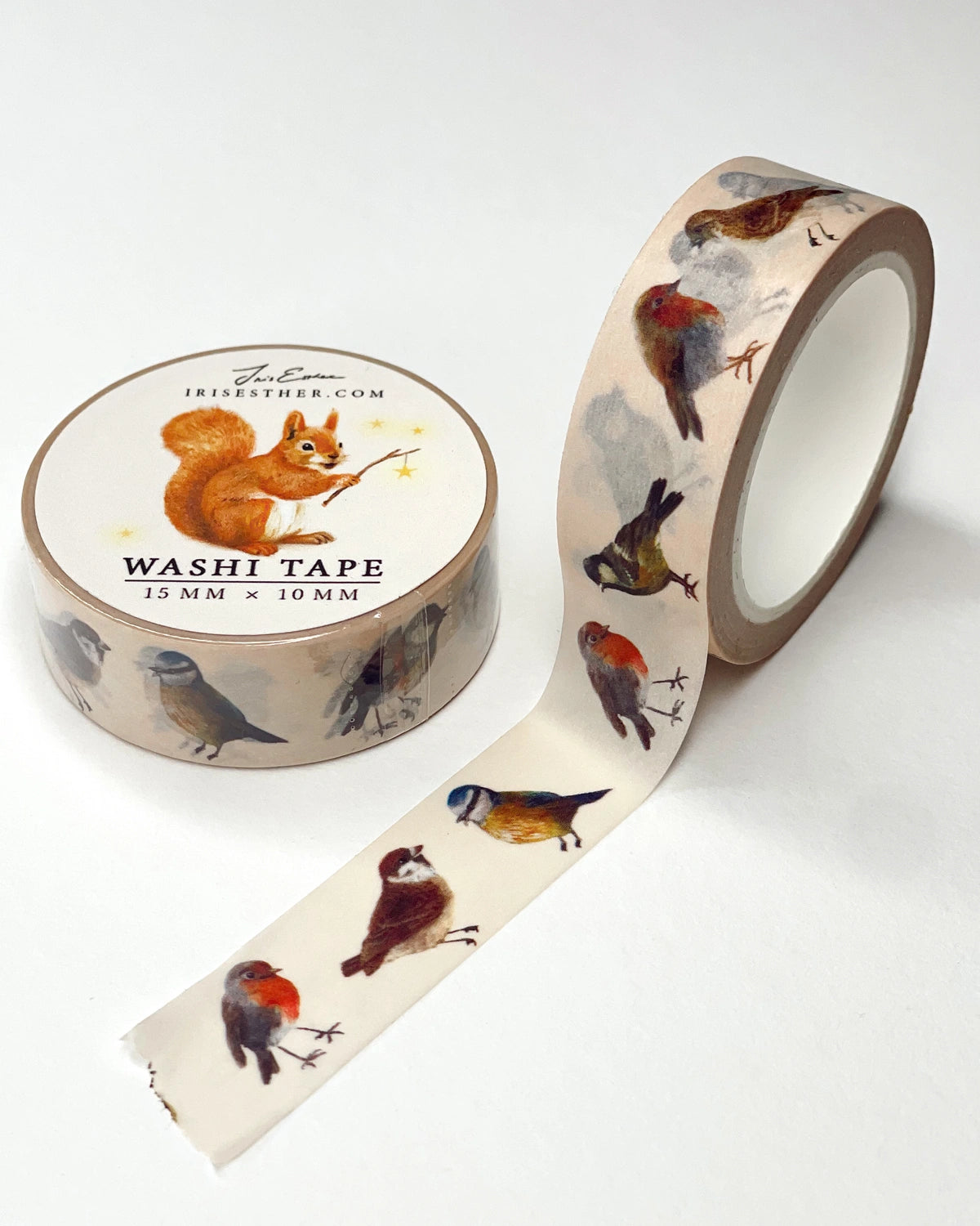 Washi Tape Gartenvögel von Iris Esther, Rolle mit abgerolltem Band, Rotkehlchen, Spatzen, Finken und Meisen auf hellem Grund
