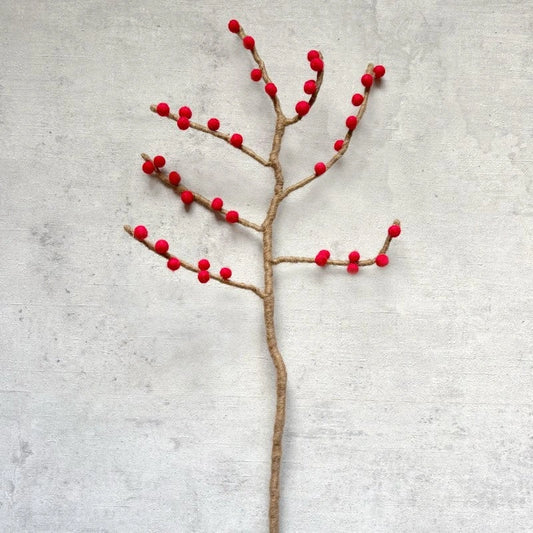 Gefilzter Zweig mit roten Beeren