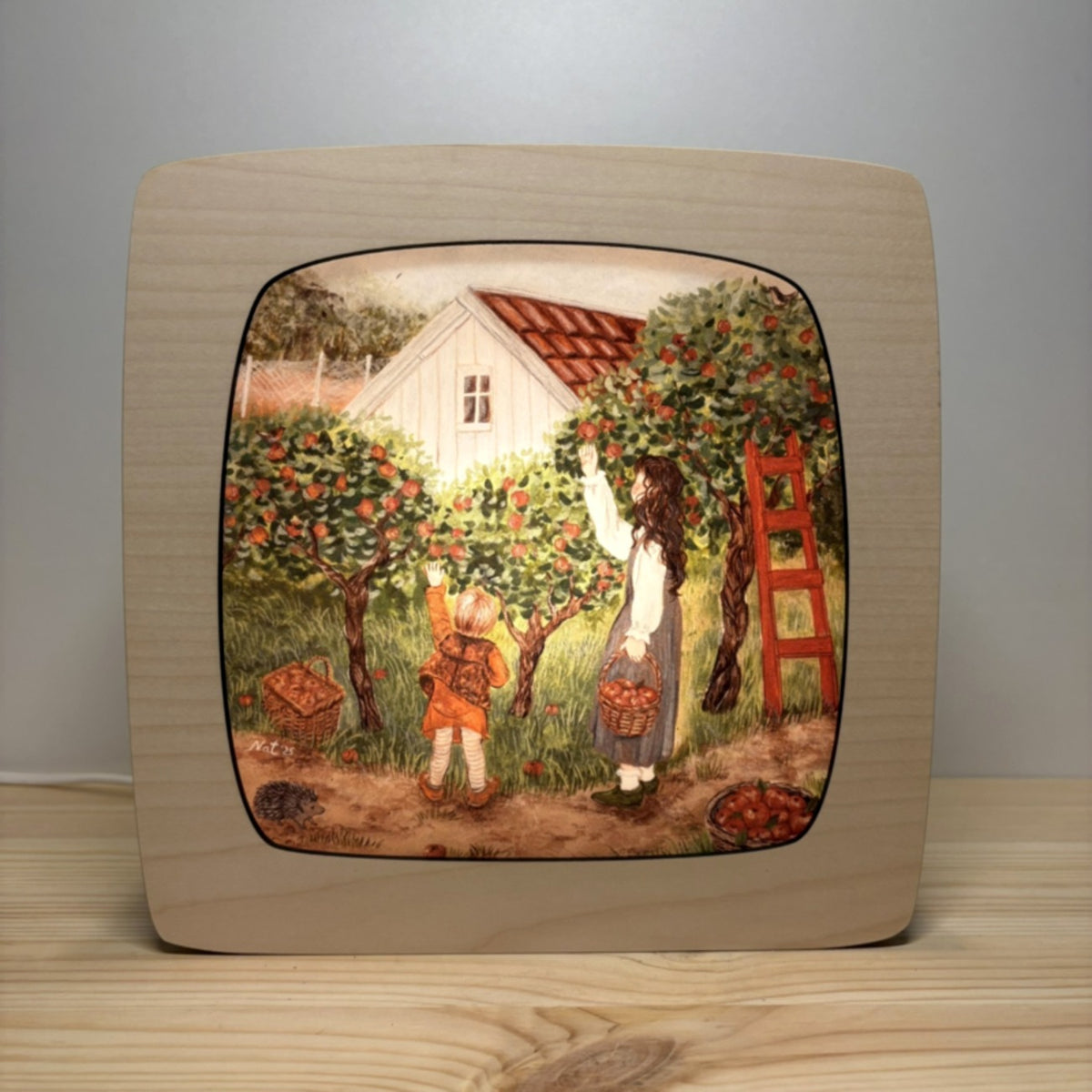Motiv Äpfel sammeln von Goose Grass Illustrations in der magischen Lampe, Apfelernte mit Leiter und Körben vor einem weißen Haus mit rotem Dach